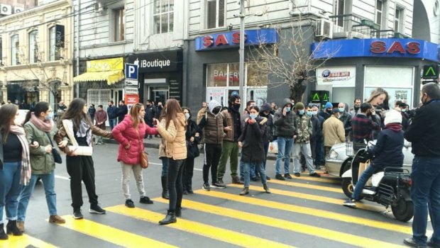 İrəvanın əsas küçələrini bağladılar