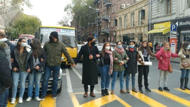 İrəvanda nümayişçilərin üstündən maşınla keçdilər