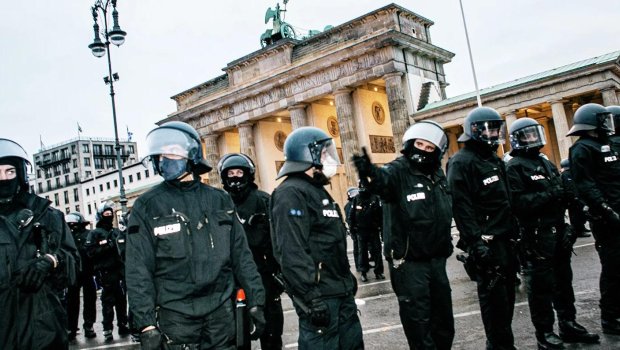 Berlində karantin əleyhinə aksiyalarda 77 polis yaralanıb