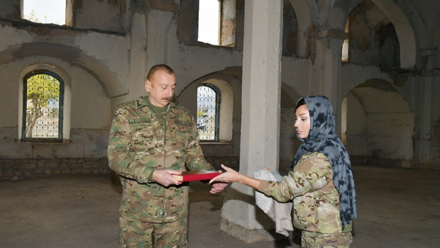 Prezident Məkkədən gətirdiyi Quranı Ağdam məscidinə bağışladı