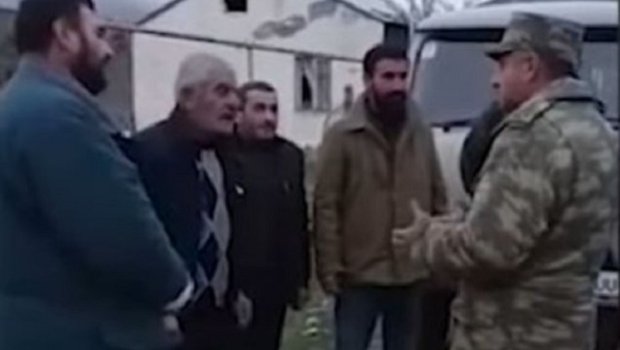 Hərbçilərimiz köçən ermənilərə yardım etdi - VİDEO