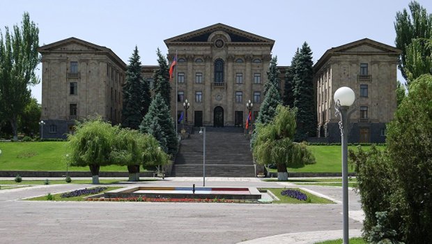 Ermənistanda iki nazir müavini vəzifədən azad edildi