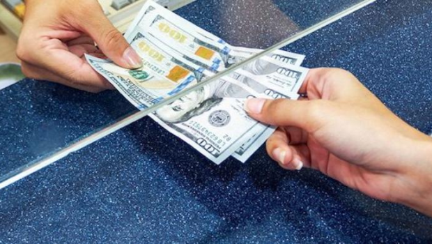 Azərbaycan əhalisi nağd dollar alışını 44% artırıb