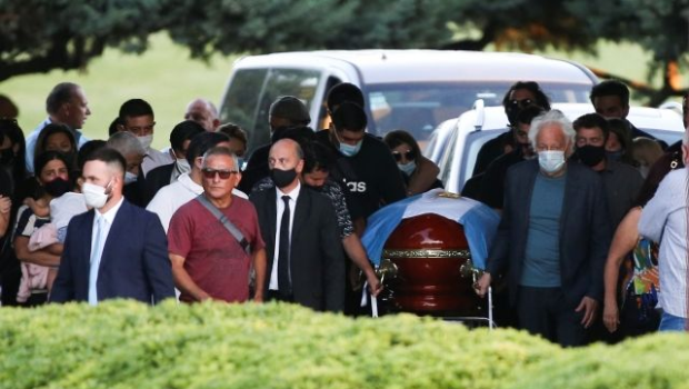 Maradona valideynlərinin yanında dəfn edildi