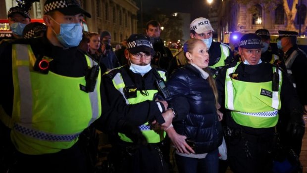 Londonda karantin rejiminin tətbiqi əleyhinə etiraz aksiyası keçirilib