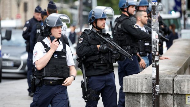 Fransada 62 polis əməkdaşı yaralanıb