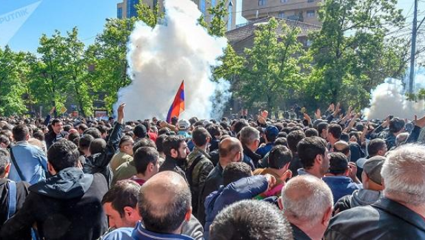 Etirzaçılar Paşinyanın məsuliyyətə cəlb edilməsini tələb etdi