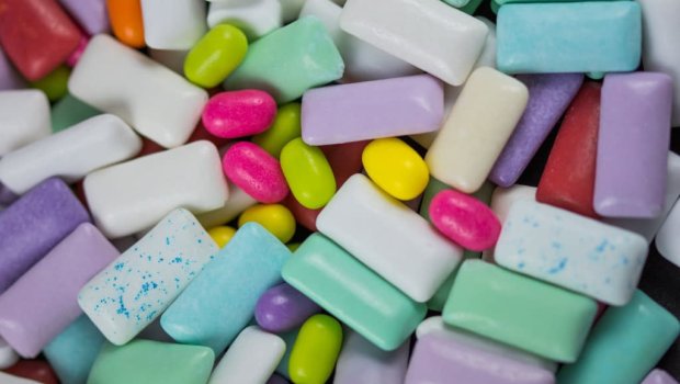 Saqqız çəynəmək adamı kökəldir