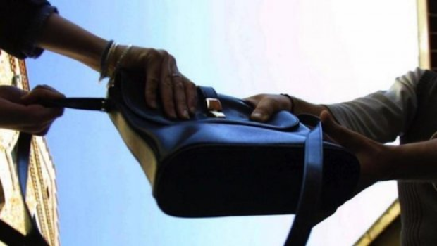 Bakıda soyğunçuluq - Qadının çantasını alıb qaçdılar