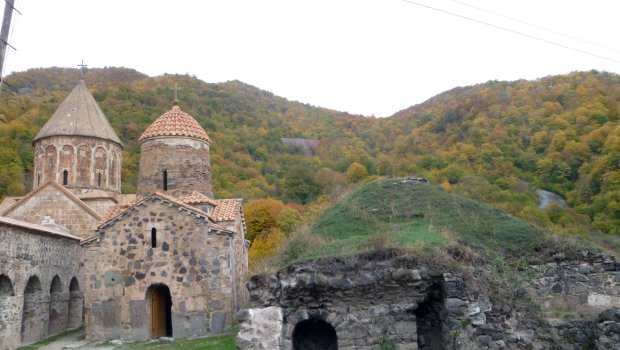 Xudavəngdə ibadət etmək istəyən udilərlə erməni keşişlər arasında mübahisə yarandı - VİDEO