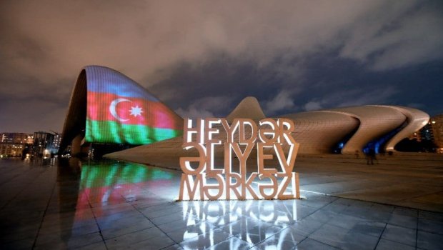 Bakı Azərbaycan bayrağı ilə işıqlandırıldı - FOTO