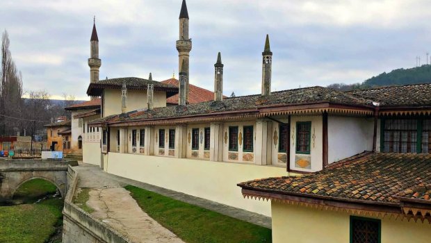 Puşkinin gəzdiyi saray 2 milyard rubla bərpa olunacaq - FOTO