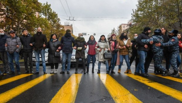 Ermənistanı etiraz dalğası bürüdü - SAXLANILANLAR VAR - VİDEO