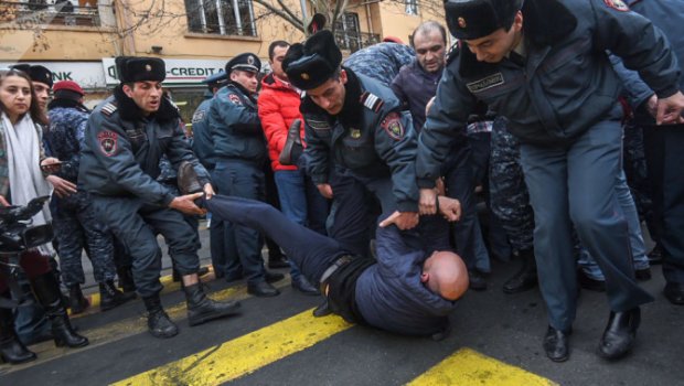 İrəvanda polis və vətəndaşlar əlbəyaxa oldular - VİDEO