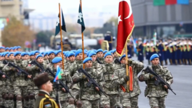 Türkiyə hərbçiləri Zəfər paradından keçdi
