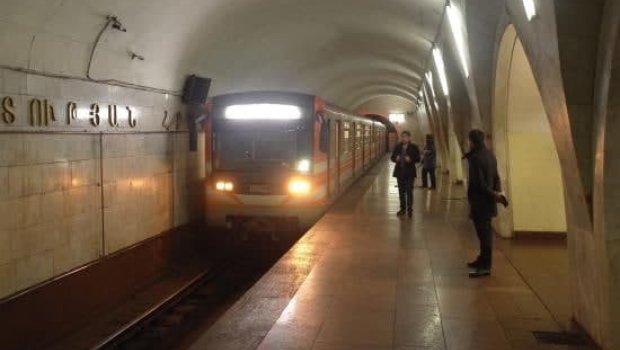 Etirazçılar İrəvan metrosunun hərəkətinə mane oldular