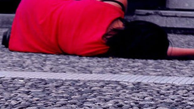 Bakıda gənc qız özünü 5-ci mərtəbədən atdı