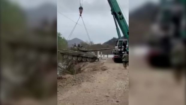 Azərbaycan Ordusu ermənilərin atıb qaçdığı texnikaları yığmağa davam edir - VİDEO 