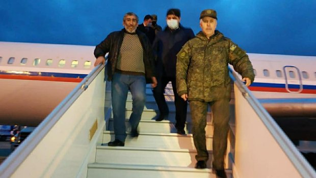 General Rüstəm Muradov Azərbaycanlı əsirləri şəxsən özü Bakıya gətirdi