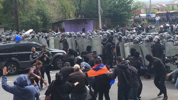 İrəvanda etiraz aksiyası - Hökümət Evinə hücum gözlənilir