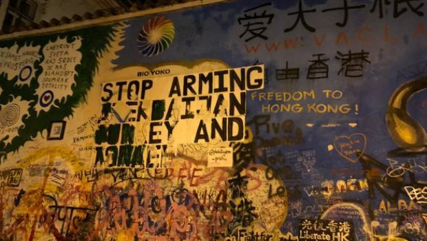 Ermənilərin Praqada təxribatı - Lennon divarına nələr yazıldı?