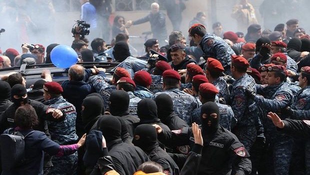 Ermənilər Gümrü-Bavra yolunu bağladılar - VİDEO