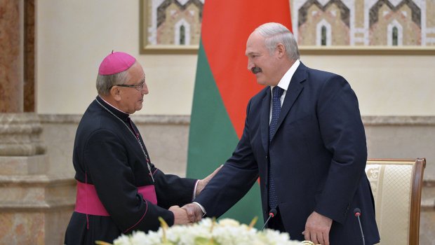 Lukaşenko Roma Papasına zarafat etdi