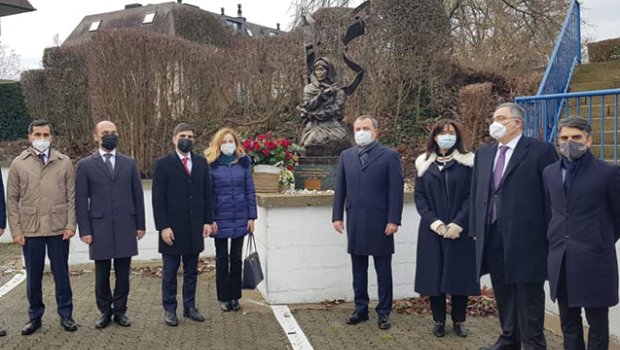 Nazir Xurşidbanu Natəvanın abidəsini ziyarət etdi 