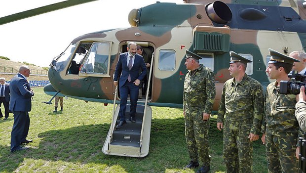 Paşinyan etirazçılardan qorxaraq Sünikə helikopterlə gəldi
