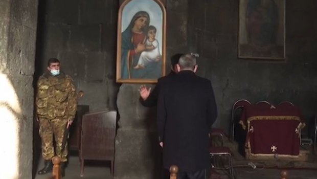 Ermənistanda kilsəyə hücum edildi - Paşinyana əl uzatmayan keşiş hədəfdə  