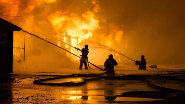 Qəribə hadisə - Arvadı ilə mübahisə edib evini yandırdı