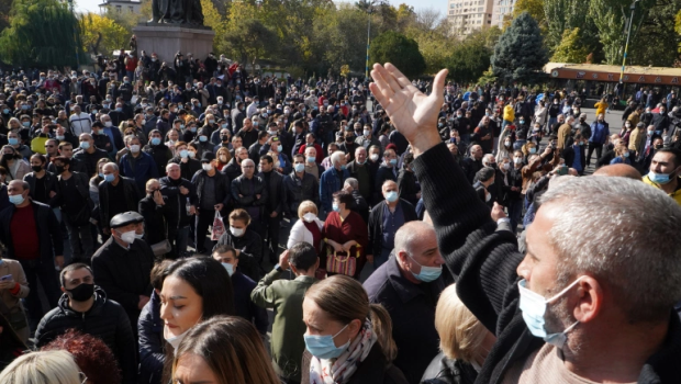 Ermənistanda etirazçılar Respublika Meydanına yürüş etdilər