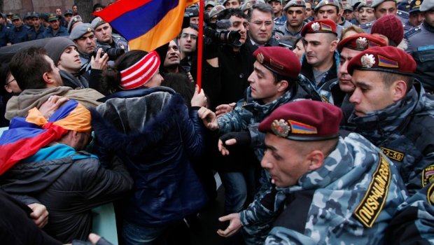 Ermənistanda etirazlar davam edir