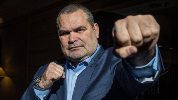 Əfsanəvi qapıçı ölkə prezidentliyinə namizəd oldu