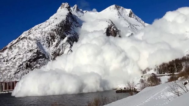 İranda qar uçqunu oldu - Ölənlər var