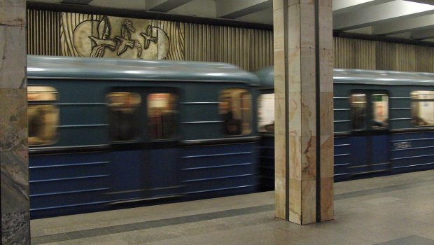 Moskva metrosunda bədbəxt hadisə: Sərnişin kartına pul qoya bilmədi və... - VİDEO