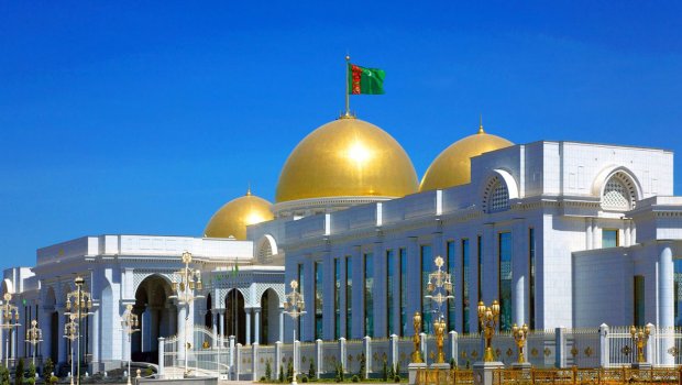 Türkmənistan Prezidenti nəvəsi ilə kanat yolunda gəzdi - FOTO