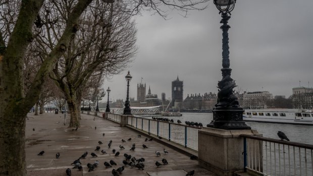 Pandemiya adı ilə məmurların şirkətlərinə 22 milyard dollar köçürən Britaniya xaos içində