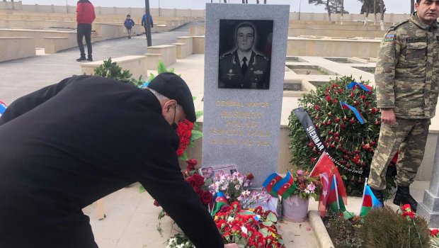 Dilqəm Əsgərov Polad Həşimovun qəbrini ziyarət etdi - FOTO