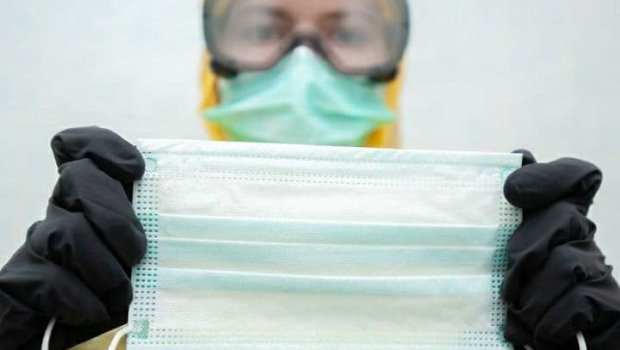 Maska taxmadığı üçün cərimələnən qadın: “Çəkməyin, ərim boşayar” - FOTO