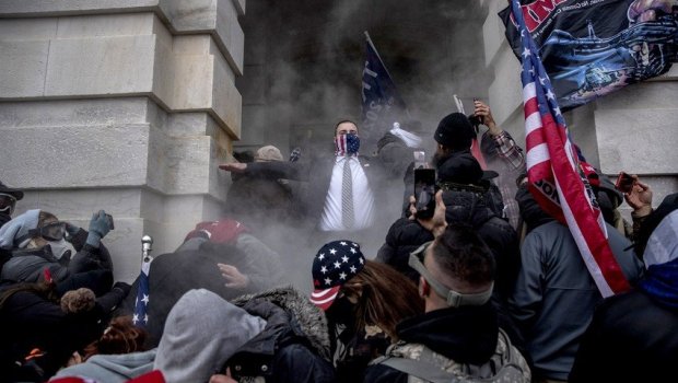 ABŞ etirazlarında bir polis öldü – Video