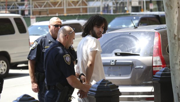 Bananı əlindən alınan terrorçu həbsxananı məhkəməyə verdi – VİDEO