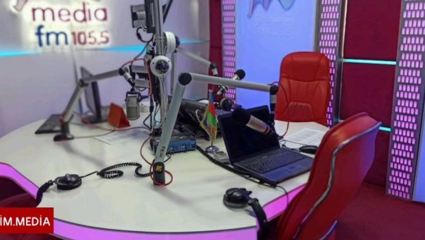 Başqa çıxış yolu olmayan radio aparıcılar – TƏPTƏZƏ