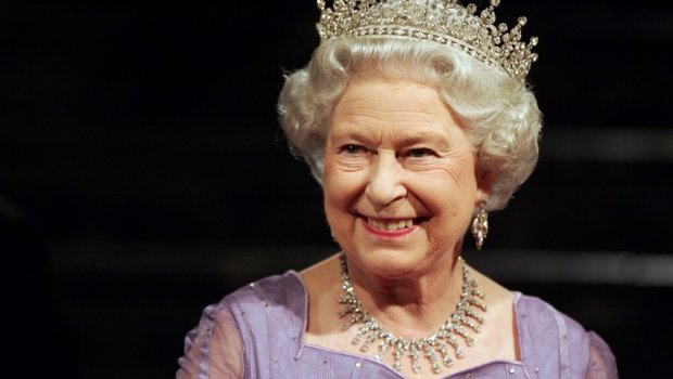 II Yelizaveta koronavirus əleyhinə peyvənd olundu