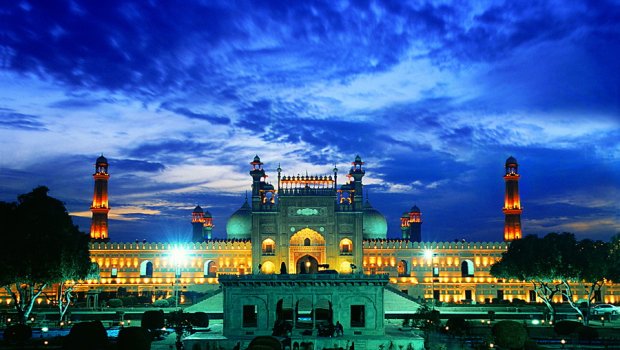 Pakistanda işıqlar yandı