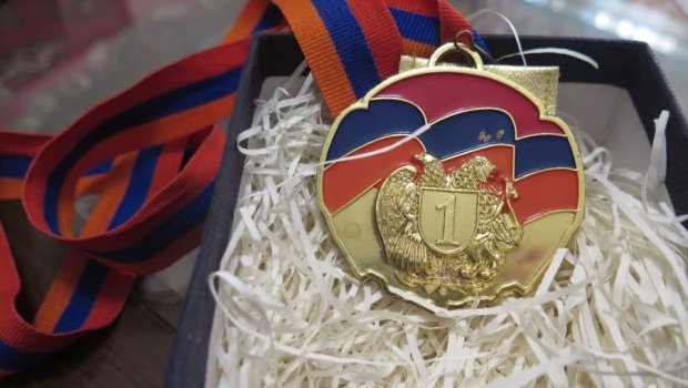 İranlı karateçi qızıl medalını Qarabağda ölən erməni idmançının ailəsinə verdi - FOTO