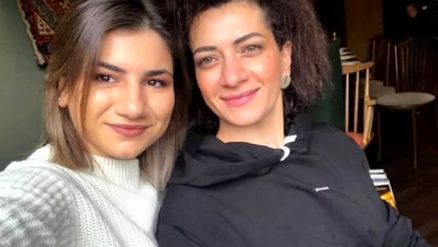 Paşinyanın həyat yoldaşı və qızı vətəndaşlıq almaq üçün Moskvaya uçdu - VİDEO