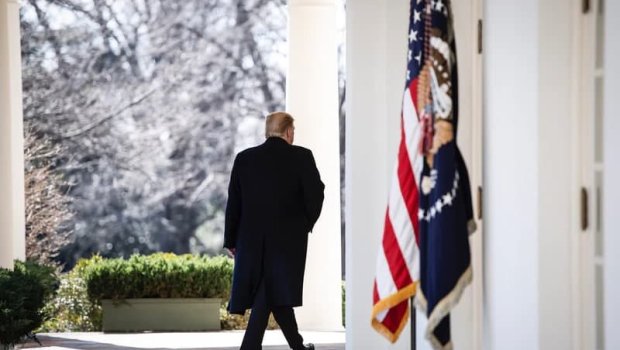 Ağ Evə əlvida - Tramp əşyalarını toplayır