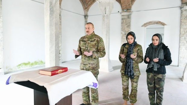 Prezident Şuşa məscidində dua etdi