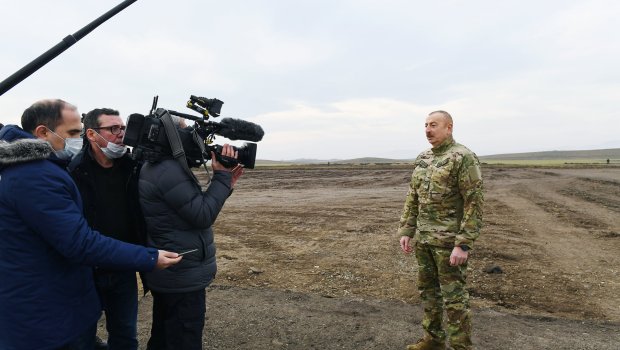 \'\'İki qardaş\'\' - Prezident Xocalıda avtomobilini Ərdoğanın posteri qarşısında saxladı - VİDEO